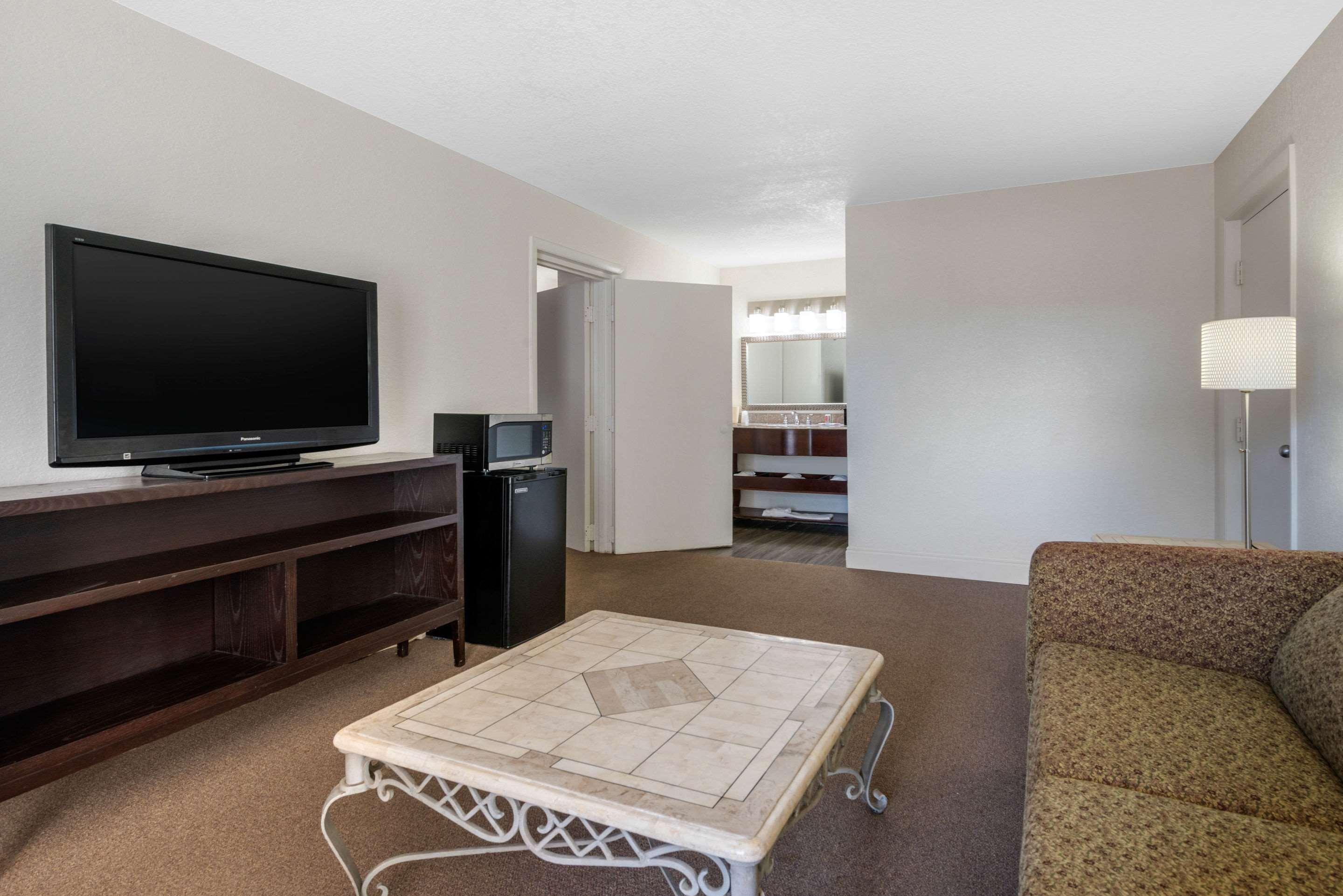 Econo Lodge Airport - Rj Stadium Tampa Exterior photo