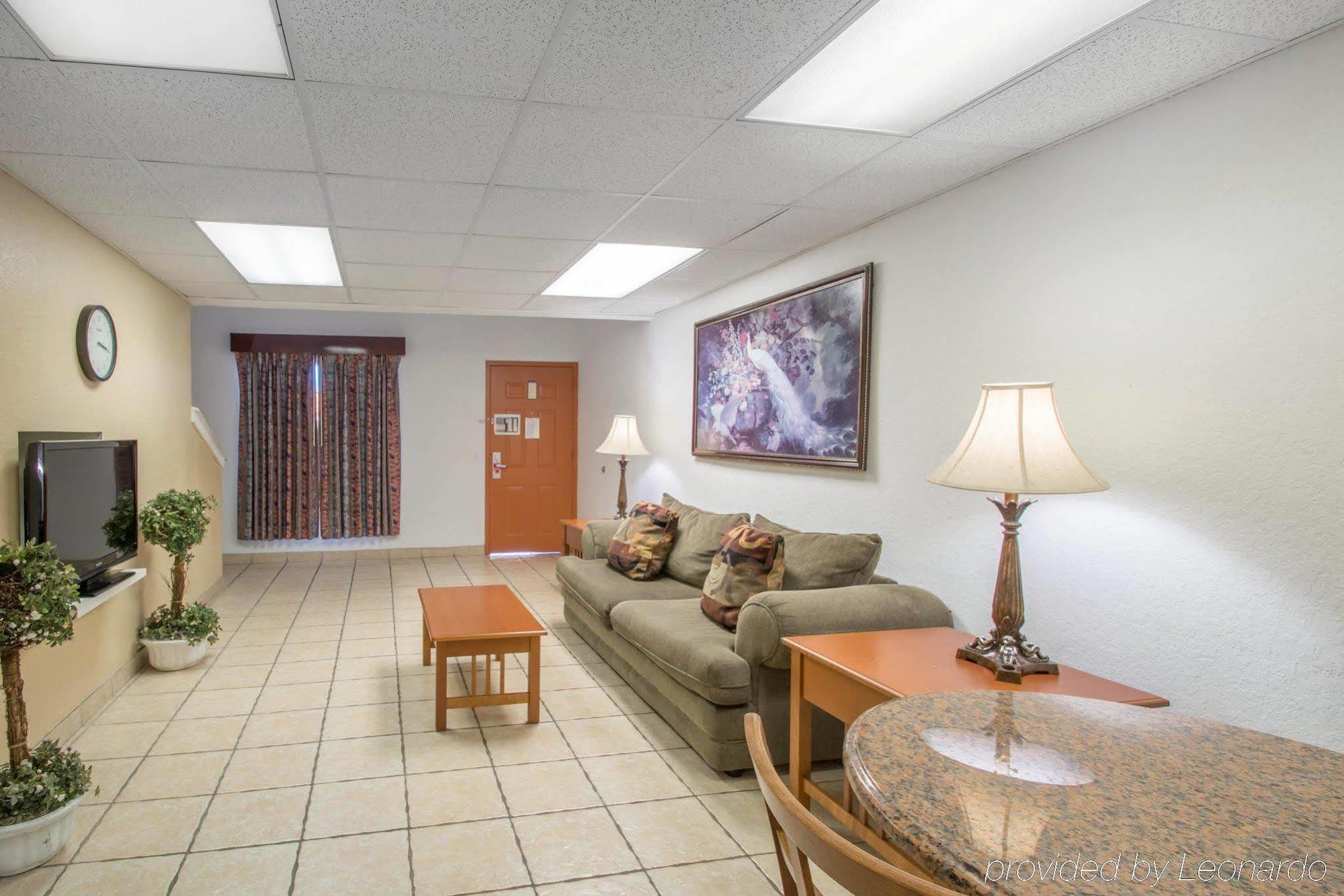 Econo Lodge Airport - Rj Stadium Tampa Exterior photo